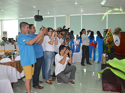 Phóng viên báo Bà Rịa-Vũng Tàu và một số cơ quan báo chí Trung ương tác nghiệp tại Giải Golf Bà Rịa-Vũng Tàu mở rộng tranh Cúp Báo Bà Rịa-Vũng Tàu lần III năm 2017. Ảnh: Minh Quang