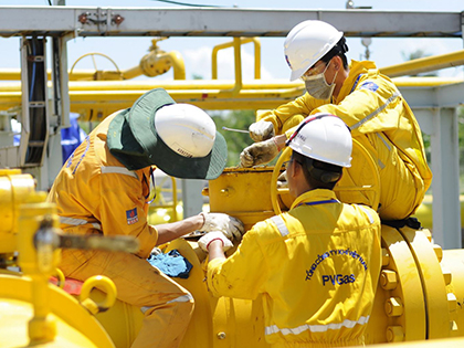 Cán bộ kỹ thuật kiểm tra hệ thống vận chuyển xử lý khí tại Nhà máy Khí Nam Côn Sơn - đơn vị trực thuộc Tổng Công ty Khí Việt Nam (PV GAS).