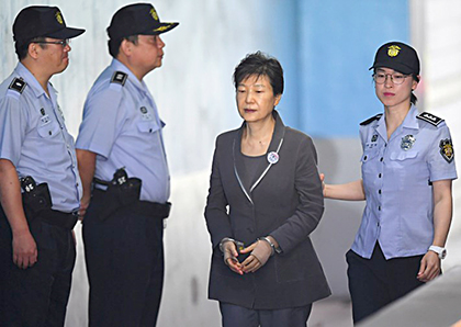 Bà Park Geun-Hye được đưa tới Tòa án quận trung tâm.