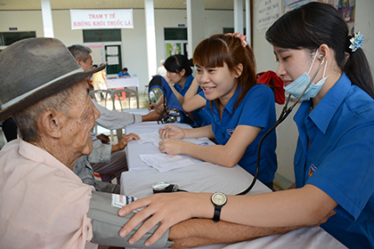 Đoàn viên, thanh niên Sở Y tế khám bệnh miễn phí cho người nghèo xã Long Tân (huyện Đất Đỏ) trong Ngày hội “Thầy thuốc trẻ làm theo lời Bác,  tình nguyện vì sức khỏe cộng đồng”.  Ảnh: MINH NHÂN 