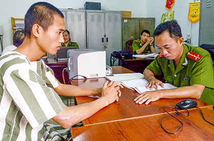 Công an huyện Châu Đức hỏi cung, ghi lời khai một đối tượng trộm cắp tài sản.