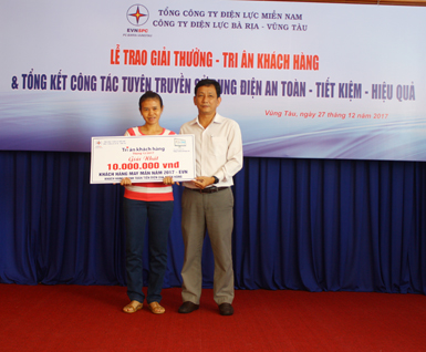 Ông Trần Thanh Hải, Phó Giám đốc Công ty Điện lực BR-VT trao giải nhất chương trình “Khách hàng may mắn năm 2017” cho bà Trương Thị Lợi (ngụ tại số 828/10/40/11A Bình Giã, TP.Vũng Tàu).