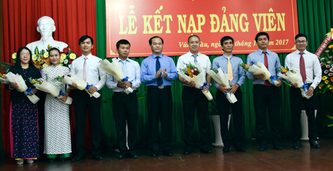 Đồng chí Mai Ngọc Thuận, Ủy viên Ban Thường vụ Tỉnh ủy, Bí thư Thành ủy, Chủ tịch HĐND TP.Vũng Tàu, tặng hoa chúc mừng 8 đảng viên mới.