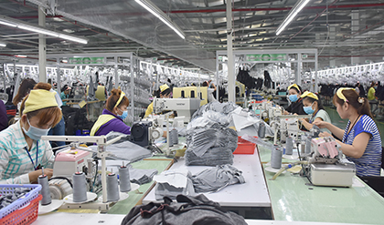 Năm 2017, giá trị sản xuất công nghiệp trên địa bàn huyện Tân Thành đạt 11.955 tỷ đồng (tăng 9% so với năm 2016). Trong ảnh: Công nhân Công ty TNHH Dệt may Formosa (KCN Mỹ Xuân A2, huyện Tân Thành) trong giờ làm việc.