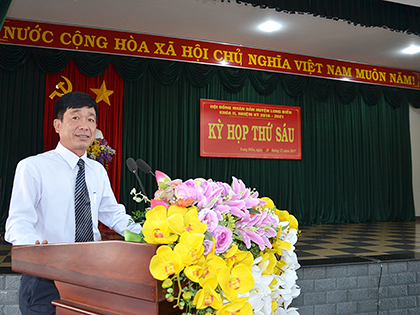 Đồng chí Trần Kim Phúc, Phó Chủ tịch UBND huyện Long Điền, báo cáo tình hình thực hiện nhiệm vụ phát triển kinh tế-xã hội, quốc phòng-an ninh năm 2017.