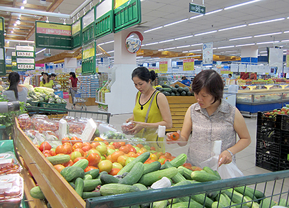 Năm 2018, tỉnh BR-VT đặt ra chỉ tiêu tổng mức bán lẻ hàng hóa tăng 10,96%. Trong ảnh: Người dân chọn mua thực phẩm tại Siêu thị Co.op Mart Vũng Tàu. Ảnh: MINH TÂM