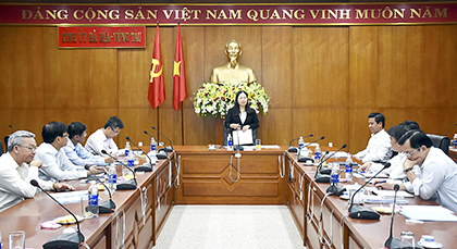 Đồng chí Nguyễn Thị Yến, Phó Bí thư Thường trực Tỉnh ủy, Trưởng Đoàn Đại biểu Quốc hội tỉnh, phát biểu kết luận cuộc họp.
