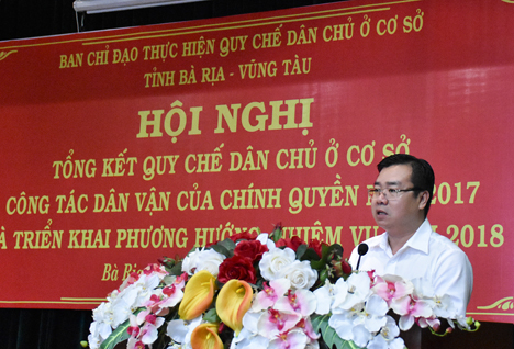 Đồng chí Nguyễn Văn Đồng, Ủy viên Ban Thường vụ Tỉnh ủy, Trưởng Ban Dân vận Tỉnh ủy, Phó trưởng Ban Thường trực BCĐ, báo cáo tình hình thực hiện QCDC ở cơ sở, công tác dân vận của chính quyền năm 2017.