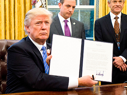 Ngày 23-1, Tổng thống Mỹ Donald Trump ký một sắc lệnh hành pháp chính thức rút nước này khỏi Hiệp định Đối tác xuyên Thái Bình Dương (TPP).