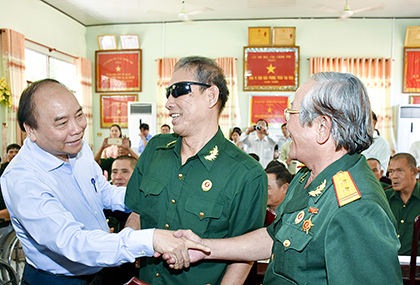 Thủ tướng Nguyễn Xuân Phúc thăm các thương binh, bệnh binh đang điều dưỡng tại Trung tâm Điều dưỡng Thương binh và Người có công Long Đất. Ảnh: TRẦN TRÀ