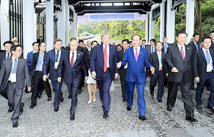 Tổ chức thành công APEC 2017:  Thúc đẩy hợp tác khu vực,  nâng cao vị thế Việt Nam  Với chủ đề “Tạo động lực mới, cùng vun đắp tương lai chung”, Năm APEC Việt Nam 2017 đã thành công rực rỡ, toàn diện cả trên phương diện song phương và đa phương, đề ra những định hướng lớn thúc đẩy hợp tác kinh tế khu vực châu Á-Thái Bình Dương trong giai đoạn mới, làm sâu sắc hơn quan hệ hợp tác giữa Việt Nam với các nền kinh tế thành viên Diễn đàn Hợp tác kinh tế châu Á-Thái Bình Dương (APEC).  Thành công vang dội của Tuần lễ Cấp cao APEC 2017 và các kết quả của Năm APEC 2017 vừa khơi dậy niềm tự hào dân tộc, vừa thể hiện sinh động vai trò, vị thế quốc tế mới của Việt Nam.