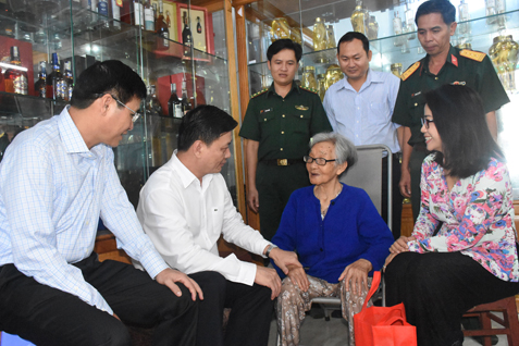 Đoàn lãnh đạo tỉnh do đồng chí Nguyễn Thành Long, Ủy viên Ban Thường vụ Tỉnh ủy, Phó Chủ tịch UBND tỉnh, làm trưởng đoàn đến thăm, tặng quà Mẹ Việt Nam Anh hùng Nguyễn Thị Đận (phường 7, TP. Vũng Tàu).