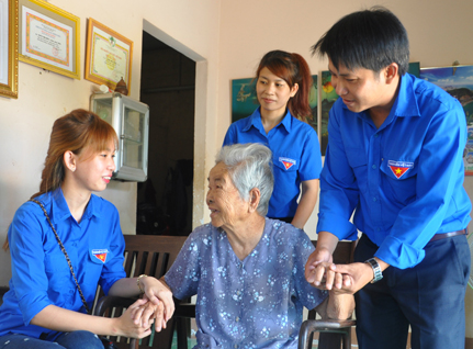 Đoàn viên, thanh niên xã Tân Lâm đến thăm hỏi Mẹ Việt Nam Anh hùng Trần Thị Hiên (ấp Bàu Hàm, xã Tân Lâm, huyện Xuyên Mộc).