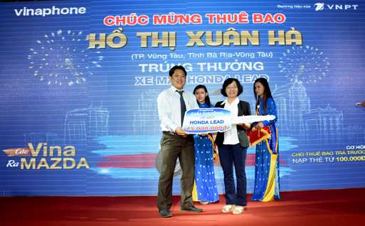 Ông Hồ Minh Tâm, Phó Giám đốc Trung tâm Kinh doanh VNPT VinaPhone BR-VT trao giải thưởng cho khách hàng Hồ Thị Xuân Hà.