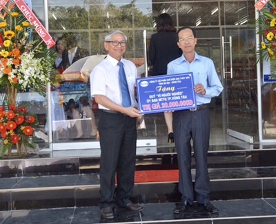 Ông Trần Văn Dũng, Chủ tịch HĐQT, Tổng Giám đốc Baseafood trao bảng tượng trưng 20 triệu đồng cho đại diện UBMTTQVN TP.Vũng Tàu.