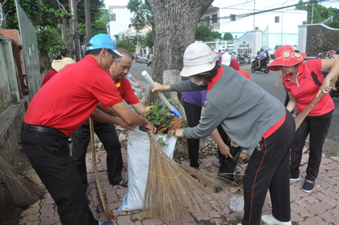 Cứ 2 tuần 1 lần, người dân khu phố 3, phường 7, TP.Vũng Tàu lại cùng nhau quét dọn đường phố, ngõ hẻm.