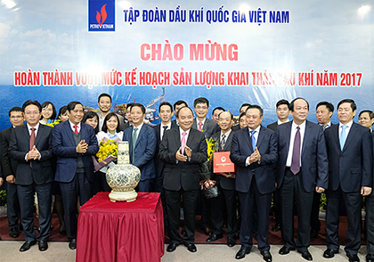 Thủ tướng Nguyễn Xuân Phúc chúc mừng PVN hoàn thành kế hoạch sản lượng khai thác dầu khí năm 2017. Ảnh: QUANG HIẾU