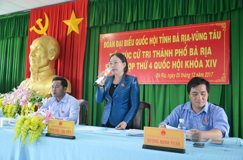 Đồng chí Nguyễn Thị Yến, Phó Bí thư Thường trực Tỉnh ủy, Trưởng Đoàn Đại biểu Quốc hội tỉnh, phát biểu tại buổi tiếp xúc với cử tri TP.Bà Rịa sau Kỳ họp thứ 4, Quốc hội khóa XIV.