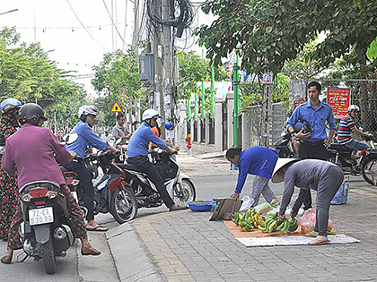 Lực lượng trật tự đô thị phường Thắng Nhất (TP. Vũng Tàu) nhắc nhở người buôn bán lấn chiếm vỉa hè tại ngã tư đường Lưu Chí Hiếu - Ngô Quyền (TP. Vũng Tàu).