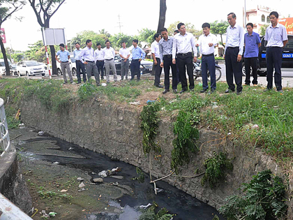 Đoàn khảo sát kiểm tra vị trí ngập nước khi mưa lớn tại khu vực giao nhau giữa Quốc lộ 51 và tuyến đường 81 (TT. Phú Mỹ, huyện Tân Thành).