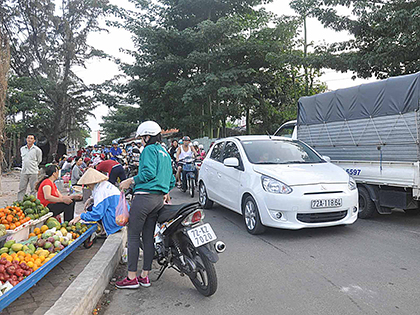 Xe cộ ùn tắc vì tình trạng buôn bán lấn chiếm vỉa hè tại khu vực đường 2-9 - Nguyễn Hữu Cảnh (TP. Vũng Tàu). Ảnh: PHƯƠNG NAM