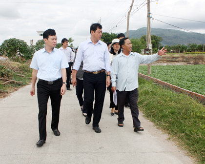 Đoàn giám sát HĐND tỉnh do đồng chí Trần Đình Khoa, Phó Chủ tịch HĐND tỉnh chủ trì, giám sát tại một số hộ trồng rau an toàn thôn Láng Cát, xã Tân Hải, huyện Tân Thành thuộc chuỗi thực phẩm an toàn.