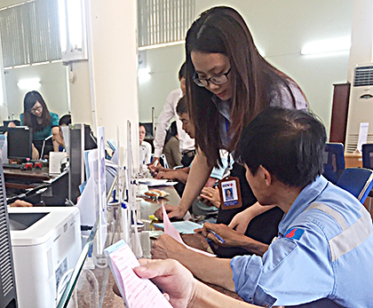 Khách hàng giao dịch tại Ngân hàng BIDV, Chi nhánh BR-VT. Ảnh: THU THẢO