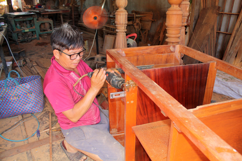 Ông Quang Lý, chủ cơ sở mộc Quang Lý (đường Đô Lương, TP. Vũng Tàu) đóng bàn ghế cho khách hàng.