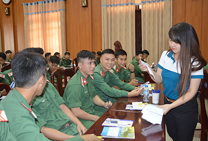 Nhân viên Công ty TNHH Cơ khí Thái Bình Dương phát tờ rơi giới thiệu vị trí việc làm cho các chiến sĩ.
