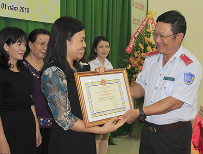 Ông Đặng Hồng Tuấn, Phó Giám đốc BHXH tỉnh tặng Giấy khen cho các cá nhân, tập thể đã thực hiện tốt chính sách BHXH, BHYT năm 2017.