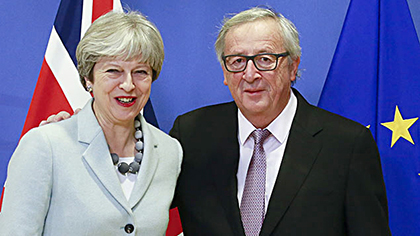 Thủ tướng Anh Theresa May (trái) và Chủ tịch Ủy ban châu Âu Jean-Claude Juncker trong một cuộc gặp tại Brussels (Bỉ). 