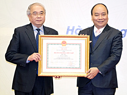 Thủ tướng Nguyễn Xuân Phúc trao Huân chương Độc lập hạng Nhất cho nguyên Bộ trưởng KH&CN Hoàng Văn Phong. Ảnh: QUANG HIẾU