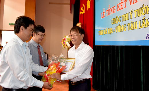 Đồng chí Lê Văn Minh, Bí thư Tỉnh Đoàn và đồng chí Mai Thanh Quang, Giám đốc Sở KH-CN, trao giải Nhất cho tác giả Vũ Văn Đảo.