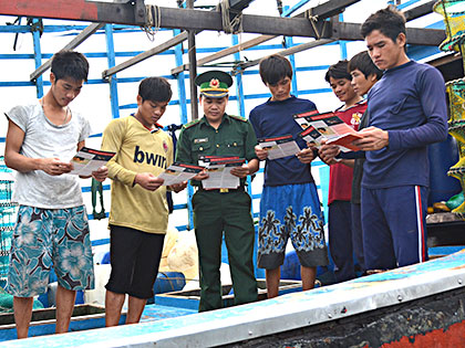 Lực lượng Biên phòng tuyên truyền cho ngư dân không đánh bắt xâm phạm vùng biển nước ngoài. 