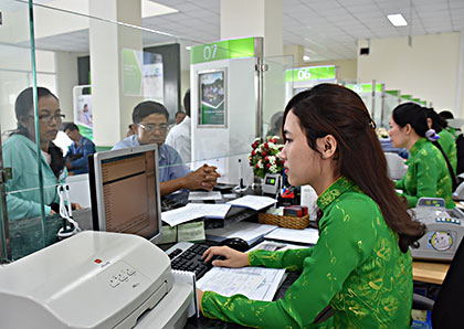 Nhân viên Vietcombank Vũng Tàu thực hiện các giao dịch cho khách hàng.