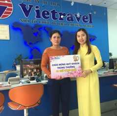 Đại diện Vietravel Chi nhánh Vũng Tàu trao thưởng cho chị Lê Thị Kim Hưng (bên trái).