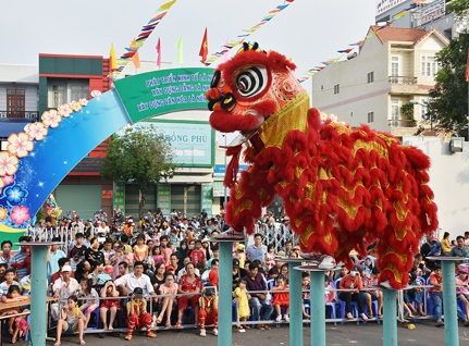 Dịp Tết Nguyên đán Mậu Tuất 2018, các địa phương sẽ tổ chức nhiều hoạt động văn hóa, nghệ thuật, thể thao phục vụ nhân dân và du khách.  Trong ảnh: Múa lân trong dịp Tết Đinh Dậu tại Trung tâm Văn hóa tỉnh.