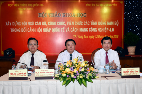 Các đồng chí: GS.TS Nguyễn Xuân Thắng, Bí thư Trung ương Đảng, Giám đốc Học viện Chính trị Quốc gia Hồ Chí Minh; Nguyễn Hồng Lĩnh, Ủy viên Trung ương Đảng, Bí thư Tỉnh ủy, Chủ tịch HĐND tỉnh; PGS.TS Lê Quốc Lý, Phó Giám đốc Học viện Chính trị Quốc gia Hồ Chí Minh, chủ trì hội thảo.