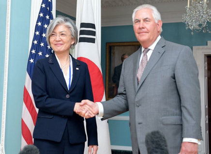 Ngoại trưởng Kang Kyung-wha ( trái) và người đồng cấp Mỹ Rex Tillerson.