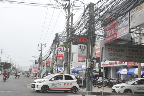 Dây cáp đan xen như “mạng nhện” tại khu vực trước số nhà 888, đường 30-4 (phường 11, TP. Vũng Tàu).     Ảnh: TRẦN TRÀ