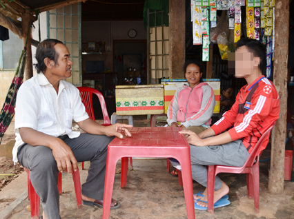 Đại diện Chi bộ, Ban điều hành ấp Vinh Thanh, TT.Ngãi Giao (huyện Châu Đức) tuyên truyền, cảm hóa một thanh niên tại địa phương.