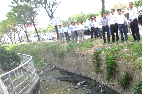 Đoàn công tác của Sở GT-VT và huyện Tân Thành kiểm tra hệ thống thoát nước của Quốc lộ 51. 