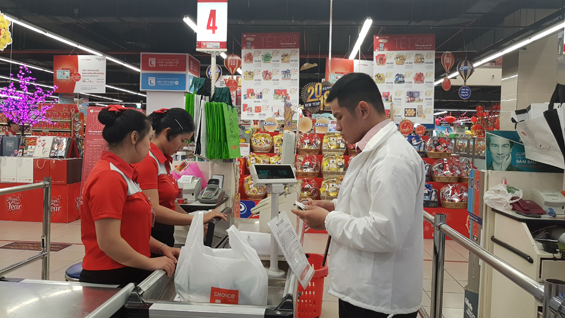 Siêu thị Lotte Mart Vũng Tàu cần tuyển 50 lao động trong dịp Tết 2018. Trong ảnh: Nhân viên siêu thị Lotte Mart Vũng Tàu tính tiền hàng cho khách.