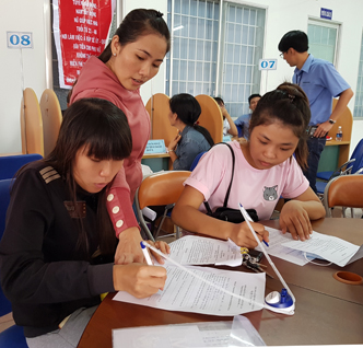 Người lao động đăng ký tìm việc tại phiên giao dịch việc làm do Trung tâm Dịch vụ việc làm tỉnh tổ chức tại TP.Bà Rịa.