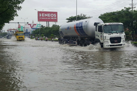 QL51 đoạn qua thị trấn Phú Mỹ (huyện Tân Thành) ngập nặng trong trận mưa ngày 14-9-2017.