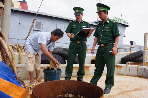 Bộ đội Biên phòng tỉnh kiểm tra hầm chứa dầu DO trên tàu QB 91977 TS.