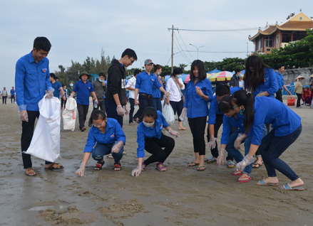 ĐVTN huyện Long Điền dọn vệ sinh, thu gom rác tại khu vực bãi tắm Long Hải (thị trấn Long Hải, huyện Long Điền).