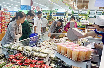 Khách hàng tham khảo giá cả các loại bánh, mứt tại Siêu thị Co.op Mart Vũng Tàu.