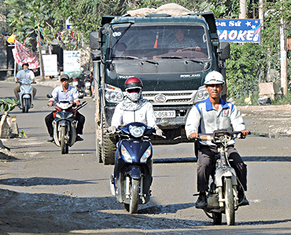 Người dân luôn than phiền về tiếng ồn, bụi bặm và nguy cơ gây TNGT do xe tải chở đất, đá lưu thông trên đường.