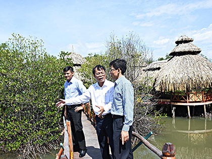 Ông Vũ Văn Đảo (giữa) giới thiệu với khách về ý tưởng phát triển du lịch sinh thái trên cù lao Bãi Ngựa, TP.Vũng Tàu. Ảnh: QUANG VŨ